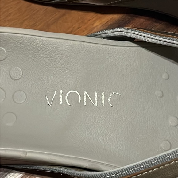 Like New Vionic Metallic Sandals - Picture 4 of 6